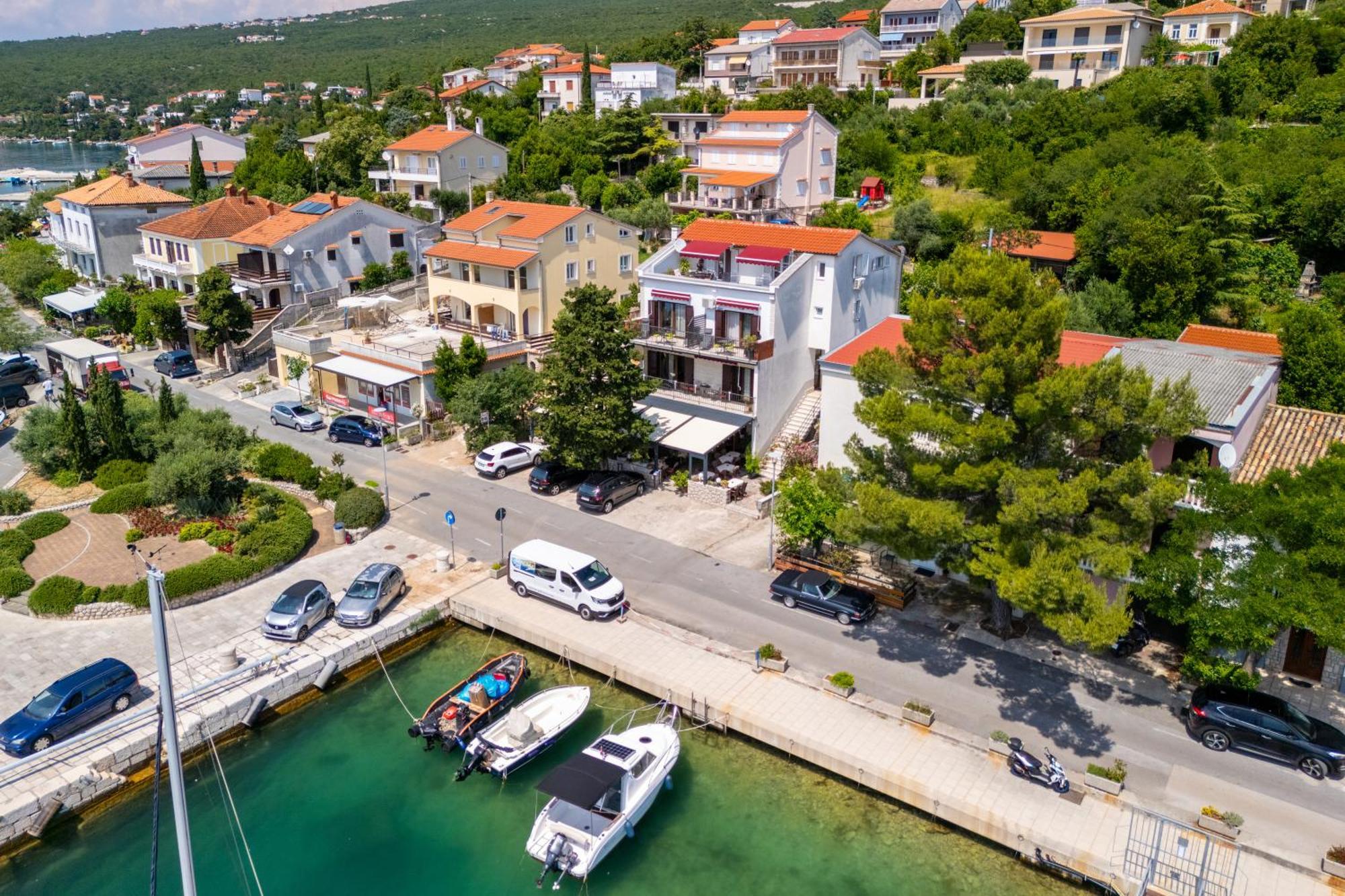 Apartmani Viktorija Jadranovo Εξωτερικό φωτογραφία